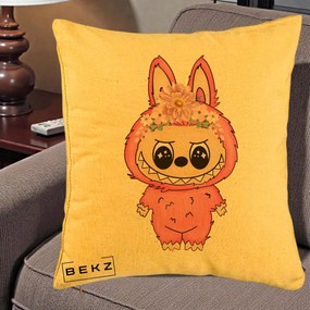 Perna Personalizata Labubu Roz cu Coroana Florala, 40x40 cm, Galben, Husa Detasabila, Perna Inclusa, BEKZ®