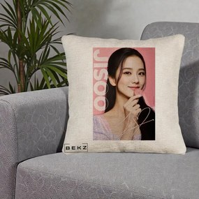 Perna Personalizata K-pop BLACKPINK Jisoo cu Semnatura si Fond Roz, 40x40 cm, Bej Canapea, Husa Detasabila, Perna Inclusa, BEKZ®
