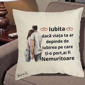 Cadou pentru Iubita - Perna Personalizata Iubita Nemuritoare cu Cuplu Acuarela Roz si Inimi, 40x40 cm, Ecru, Husa Detasabila, Perna Inclusa, BEKZ®