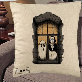 Perna Decorativa Halloween Fantoma si Dracula la Fereastra, 40x40 cm, Bej, Husa Detasabila, Perna Inclusa, BEKZ®
