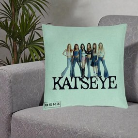Perna Personalizata K-pop KATSEYE Foto Grup Blugi, 40x40 cm, Verde Menta, Husa Detasabila, Perna Inclusa, BEKZ®