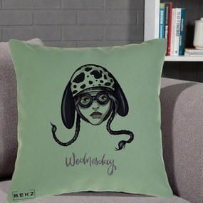 Perna Personalizata Wednesday Addams cu Caine Dalmatian, 40x40 cm, Verde, Husa Detasabila, Perna Inclusa, BEKZ®