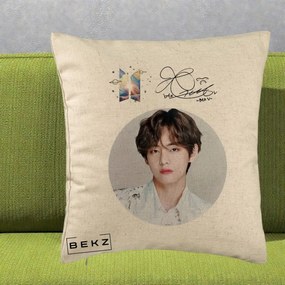 Perna Personalizata K-pop BTS V Taehyung Portret Cerc Autograf, 40x40 cm, Bej, Husa Detasabila, Perna Inclusa, BEKZ®