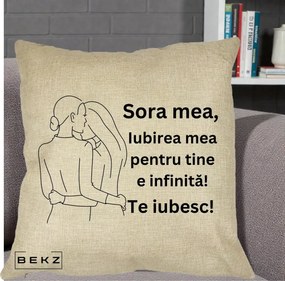 Cadou pentru Sora - Perna Personalizata Sora Mea Te Iubesc Imbratisare din Spate Line Art, 40x40 cm, Crem, Husa Detasabila, Perna Inclusa, BEKZ®