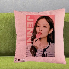 Perna Personalizata K-pop BLACKPINK Jennie cu Semnatura si Fond Roz, 40x40 cm, Roz, Husa Detasabila, Perna Inclusa, BEKZ®