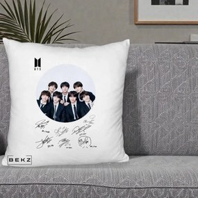 Perna Personalizata K-pop BTS Fotografie Grup Costum Negru si Autografe Cerc, 40x40 cm, Alb Pufos, Husa Detasabila, Perna Inclusa, BEKZ®