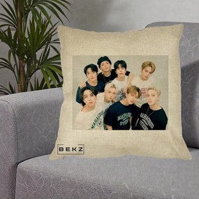 Perna Personalizata K-pop Stray Kids Foto Grup Text, 40x40 cm, Crem, Husa Detasabila, Perna Inclusa, BEKZ®