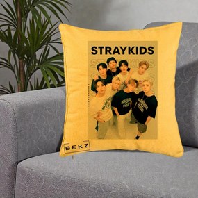 Perna Personalizata K-pop Stray Kids STRAYKIDS Alb-Negru cu Foto Grup, 40x40 cm, Galben, Husa Detasabila, Perna Inclusa, BEKZ®