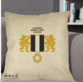 Perna Personalizata CSM Unirea Alba Iulia Fotbal, 40x40 cm, Crem, Husa Detasabila, Perna Inclusa, BEKZ®