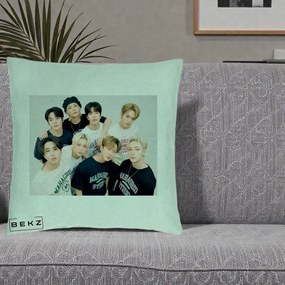 Perna Personalizata K-pop Stray Kids Foto Grup Fara Text, 40x40 cm, Verde Menta, Husa Detasabila, Perna Inclusa, BEKZ®