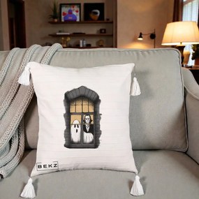 Perna Decorativa Halloween Fantoma si Dracula la Fereastra, 40x40 cm, Bej cu Franjuri, Husa Detasabila, Perna Inclusa, BEKZ®
