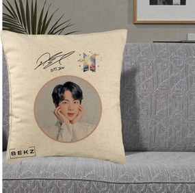 Perna Personalizata K-pop BTS Jin Portret cu Autograf, 40x40 cm, Bej, Husa Detasabila, Perna Inclusa, BEKZ®
