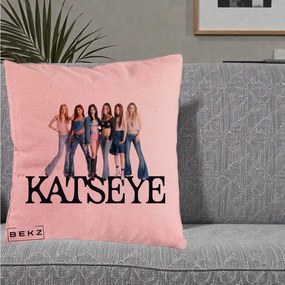 Perna Personalizata K-pop KATSEYE Foto Grup Blugi, 40x40 cm, Roz, Husa Detasabila, Perna Inclusa, BEKZ®