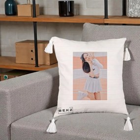 Perna Personalizata K-pop BLACKPINK Nayeon/Jisoo Tenis Alb, 40x40 cm, Bej cu Franjuri, Husa Detasabila, Perna Inclusa, BEKZ®
