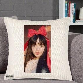 Perna Personalizata K-pop BLACKPINK Rose cu Funda Rosie, 40x40 cm, Crem Reliefat, Husa Detasabila, Perna Inclusa, BEKZ®