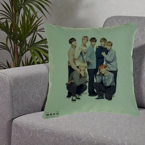 Perna Personalizata K-pop BTS Foto Grup In Picioare Tricoturi, 40x40 cm, Verde, Husa Detasabila, Perna Inclusa, BEKZ®
