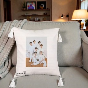 Perna Personalizata K-pop BTS Foto Grup All-White Elegant, 40x40 cm, Bej cu Franjuri, Husa Detasabila, Perna Inclusa, BEKZ®