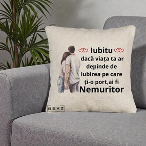 Cadou pentru Iubita - Perna Personalizata Iubitu Nemuritor cu Cuplu Acuarela si Inimi Rosii, 40x40 cm, Bej Canapea, Husa Detasabila, Perna Inclusa, BEKZ®