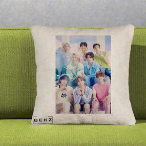 Perna Personalizata K-Pop Grup Foto Pasteluri cu 8 Artisti, 40x40 cm, Bej Canapea, Husa Detasabila, Perna Inclusa, BEKZ®