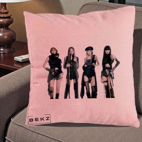 Perna Personalizata K-pop BLACKPINK Tinute Negre Elegante Grup, 40x40 cm, Roz, Husa Detasabila, Perna Inclusa, BEKZ®