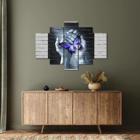 Tablou - Fluture violet pe perete (150x105 cm)