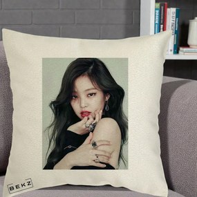Perna Personalizata K-pop BLACKPINK Jennie Editorial Negru cu Inele, 40x40 cm, Ecru, Husa Detasabila, Perna Inclusa, BEKZ®