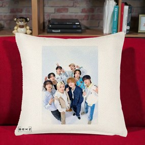 Perna Personalizata K-pop Stray Kids Foto Grup Alb cu 8 Membrii de Sus, 40x40 cm, Crem Reliefat, Husa Detasabila, Perna Inclusa, BEKZ®
