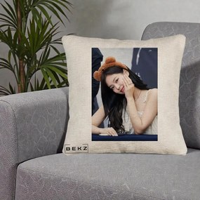 Perna Personalizata K-pop BLACKPINK Jennie Cute cu Diadema Ursulet, 40x40 cm, Bej Canapea, Husa Detasabila, Perna Inclusa, BEKZ®