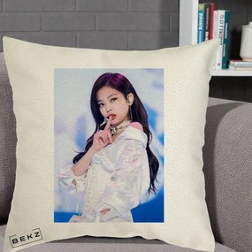 Perna Personalizata K-pop BLACKPINK Jennie Concert Alb cu Microfon, 40x40 cm, Ecru, Husa Detasabila, Perna Inclusa, BEKZ®