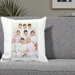 Perna Personalizata K-pop Stray Kids Foto Grup Pastel Roz-Alb cu 8 Membrii, 40x40 cm, Alba Mata, Husa Detasabila, Perna Inclusa, BEKZ®