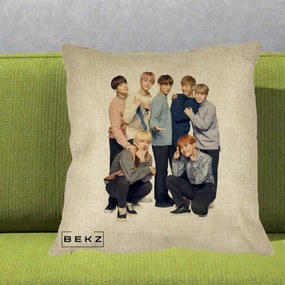 Perna Personalizata K-pop BTS Foto Grup In Picioare Tricoturi, 40x40 cm, Crem, Husa Detasabila, Perna Inclusa, BEKZ®
