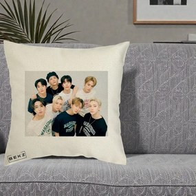Perna Personalizata K-pop Stray Kids Foto Grup Text, 40x40 cm, Ecru, Husa Detasabila, Perna Inclusa, BEKZ®