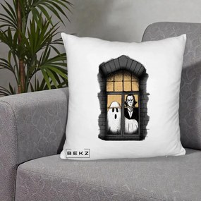 Perna Decorativa Halloween Fantoma si Dracula la Fereastra, 40x40 cm, Alb Pufos, Husa Detasabila, Perna Inclusa, BEKZ®