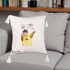 Perna Personalizata K-pop BTS RM Namjoon Hanorac Galben Autograf, 40x40 cm, Bej cu Franjuri, Husa Detasabila, Perna Inclusa, BEKZ®