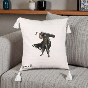 Perna Personalizata Berserk Guts Luptatorul Negru, 40x40 cm, Bej cu Franjuri, Husa Detasabila, Perna Inclusa, BEKZ®