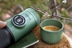 Aparat de cafea portabil Wacaco Nanopresso (verde) + carcasă solidă