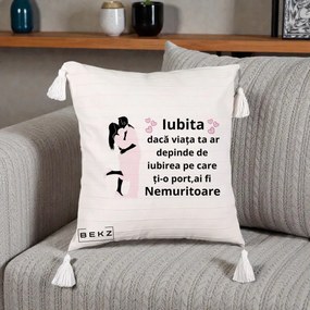 Cadou pentru Iubita - Perna Personalizata Iubita Nemuritoare cu Siluete de Cuplu, 40x40 cm, Bej cu Franjuri, Husa Detasabila, Perna Inclusa, BEKZ®