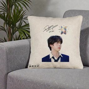 Perna Personalizata K-pop BTS Jin Portret Tinuta Albastra Autograf, 40x40 cm, Bej Canapea, Husa Detasabila, Perna Inclusa, BEKZ®