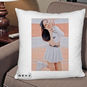 Perna Personalizata K-pop BLACKPINK Nayeon/Jisoo Tenis Alb, 40x40 cm, Alb Pufos, Husa Detasabila, Perna Inclusa, BEKZ®
