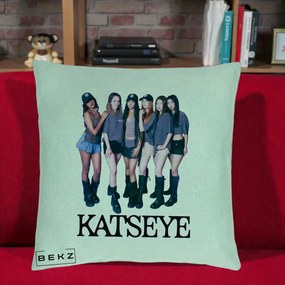 Perna Personalizata K-pop KATSEYE Grup Foto Tinute Gri, 40x40 cm, Verde Menta, Husa Detasabila, Perna Inclusa, BEKZ®