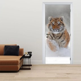 Fototapet pentru ușă - Tigrul care aleargă în zăpadă (95x205cm)