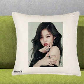 Perna Personalizata K-pop BLACKPINK Jennie Editorial Negru cu Inele, 40x40 cm, Crem Reliefat, Husa Detasabila, Perna Inclusa, BEKZ®
