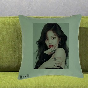 Perna Personalizata K-pop BLACKPINK Jennie Editorial Negru cu Inele, 40x40 cm, Verde, Husa Detasabila, Perna Inclusa, BEKZ®