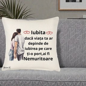 Cadou pentru Iubita - Perna Personalizata Iubita Nemuritoare cu Cuplu Acuarela Roz si Inimi, 40x40 cm, Crem Reliefat, Husa Detasabila, Perna Inclusa, BEKZ®