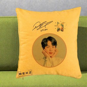 Perna Personalizata K-pop BTS Jin Portret cu Autograf, 40x40 cm, Galben, Husa Detasabila, Perna Inclusa, BEKZ®