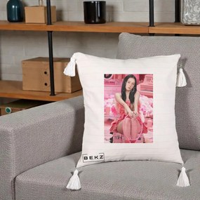 Perna Personalizata K-pop BLACKPINK Jisoo Pink Room, 40x40 cm, Bej cu Franjuri, Husa Detasabila, Perna Inclusa, BEKZ®