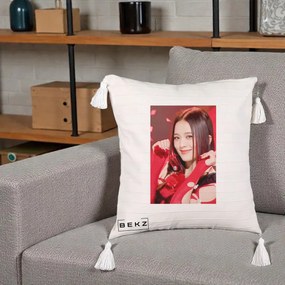 Perna Personalizata K-pop BLACKPINK Jisoo Rosu, 40x40 cm, Bej cu Franjuri, Husa Detasabila, Perna Inclusa, BEKZ®