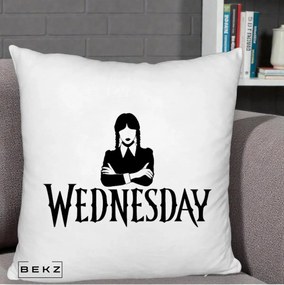 Perna Personalizata Wednesday Addams cu Brate Incrucisate, 40x40 cm, Alb Pufos, Husa Detasabila, Perna Inclusa, BEKZ®