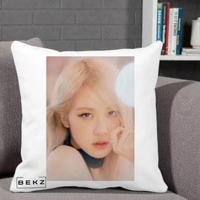 Perna Personalizata K-pop BLACKPINK Rose Blond cu Inel Roz Pastel, 40x40 cm, Alba Mata, Husa Detasabila, Perna Inclusa, BEKZ®