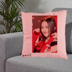 Perna Personalizata K-pop BLACKPINK Jisoo Rosu, 40x40 cm, Roz, Husa Detasabila, Perna Inclusa, BEKZ®